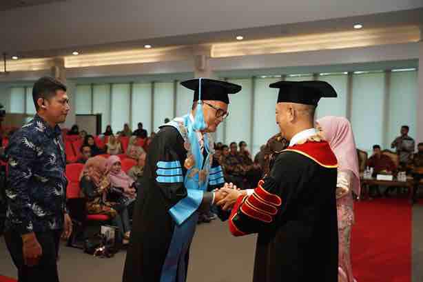 UIR Kukuhkan Profesor Nurman Sebagai Guru Besar Bidang Kebijakan Publik